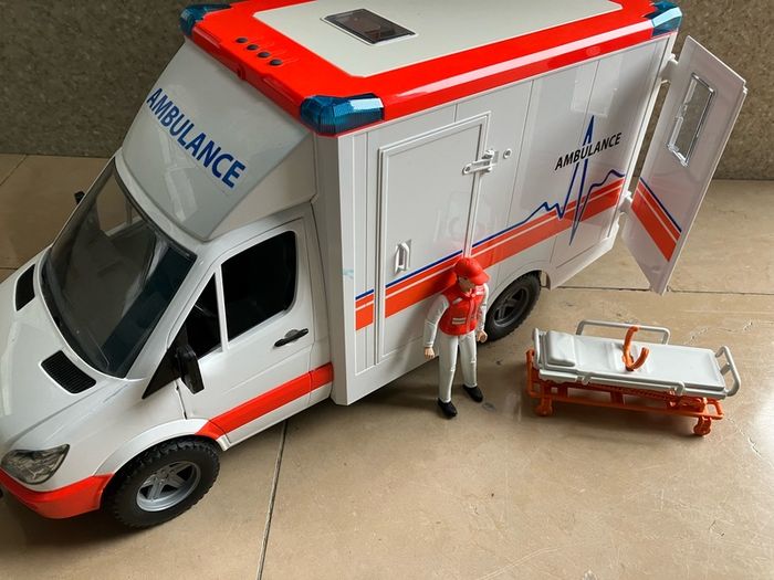 Bruder 1:16 Mercedes Sprinter Ambulance + Figure (Lights & Sound)