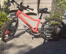 woom 20" coral bike