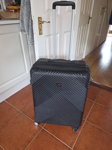 Medium suitcase
