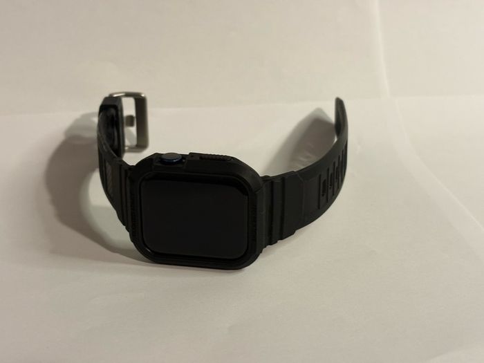 Apple watch series 6, fully working, 3 straps encluded, 2 chargers.