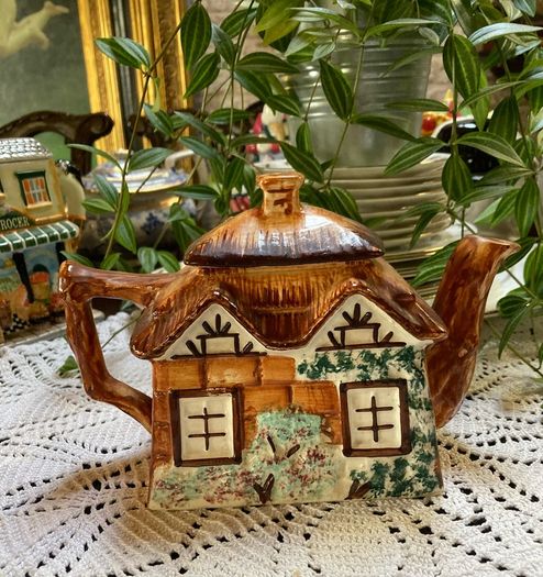 Vintage Kensington tea pot