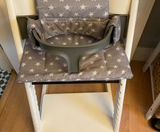 Stokke Tripp trapp high chair in white wood  with accessories in great condition