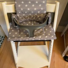 Stokke Tripp trapp high chair in white wood  with accessories in great condition