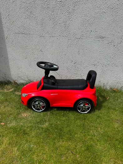 Red sit on car