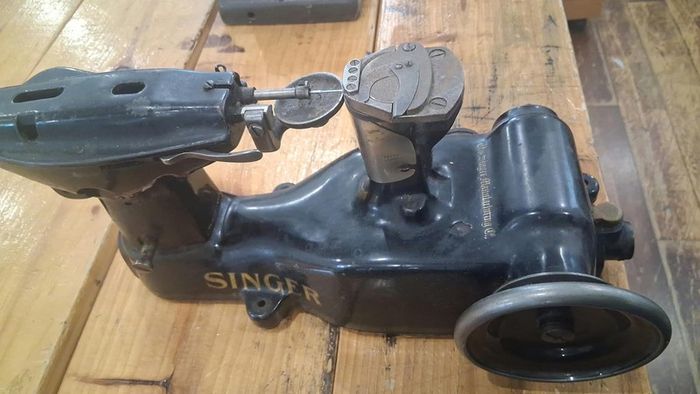 Singer 172K1 Industrial Leather Glove Sewing Machine Head Only