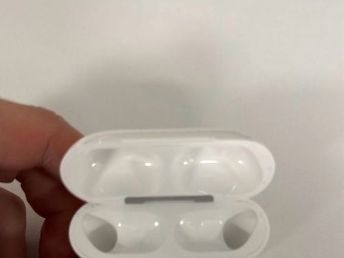 AirPods Pro 3 (2025) charging case