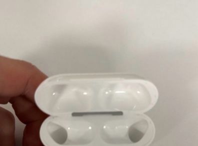 AirPods Pro 3 (2025) charging case