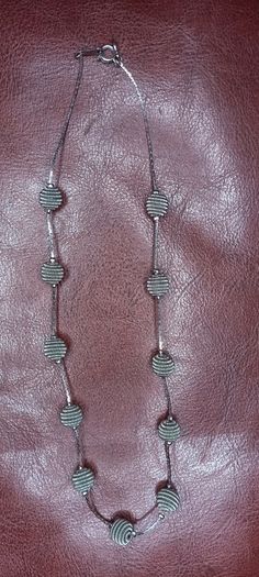 Vintage jewelry is sold individually for 5 to 10 euros