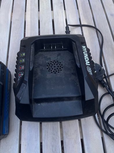 Hyundai 40 Volt battery and Charger