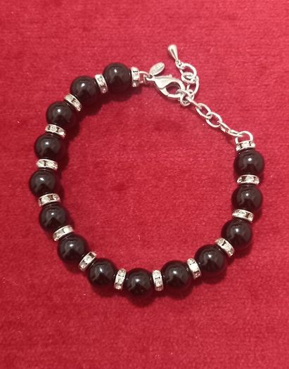 Vintage jewelry is sold individually for 5 to 10 euros