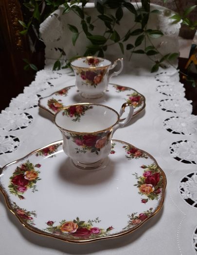 Royal Albert Country Roses 2 "tennis sets"