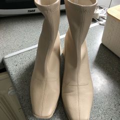 Ladies boots size 6