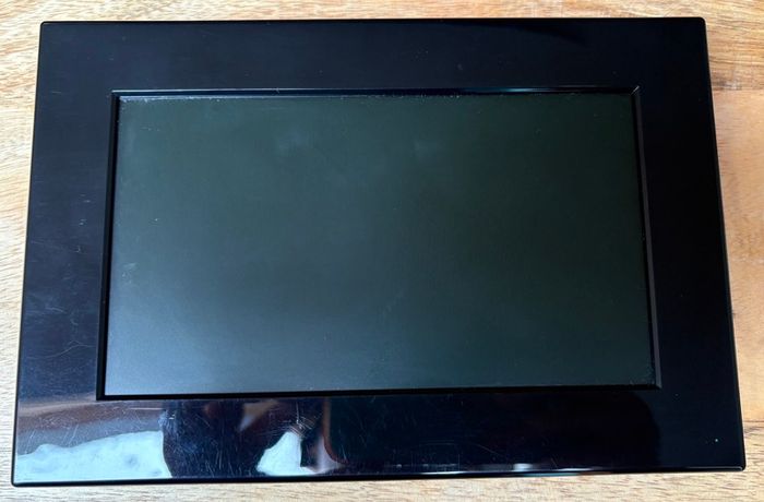 Hannspree SD7021 7" Digital Photo Frame (minus table stand)