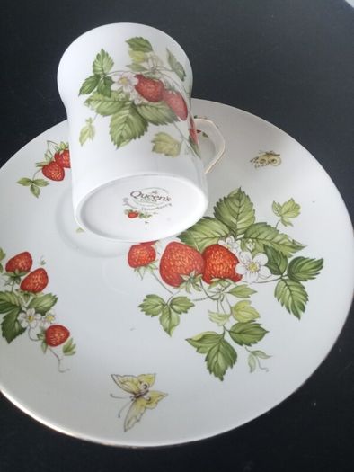 Queens "Virginia Strawberry" TV set Tray and Mug
