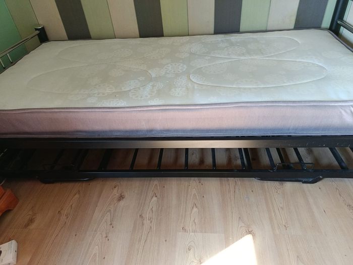 Single Metal Day Bed with Pull-Out Guest Bed & Mattress