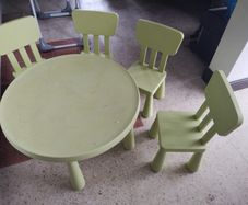 kids table and chairs