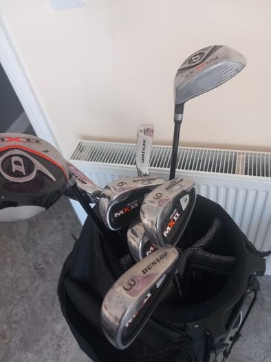 Dunlop golf clubs and bag with stand. Right handed clubs.