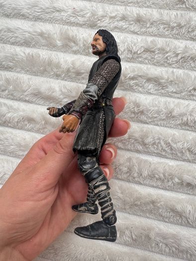 Lord of the Rings Helm's Deep Aragorn Action Figure Damaged NO Finger approx. 16 cm. Used Please see photos