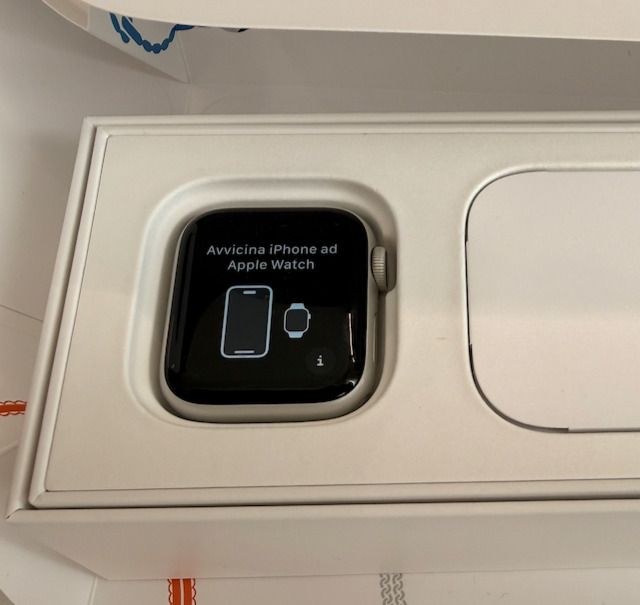 Apple Watch Series 4: 40mm Silver Aluminium