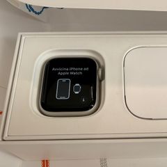 Apple Watch Series 4: 40mm Silver Aluminium