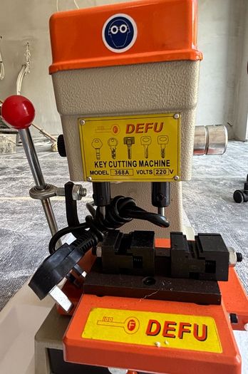 Key Cutting Machine: Defu 368A