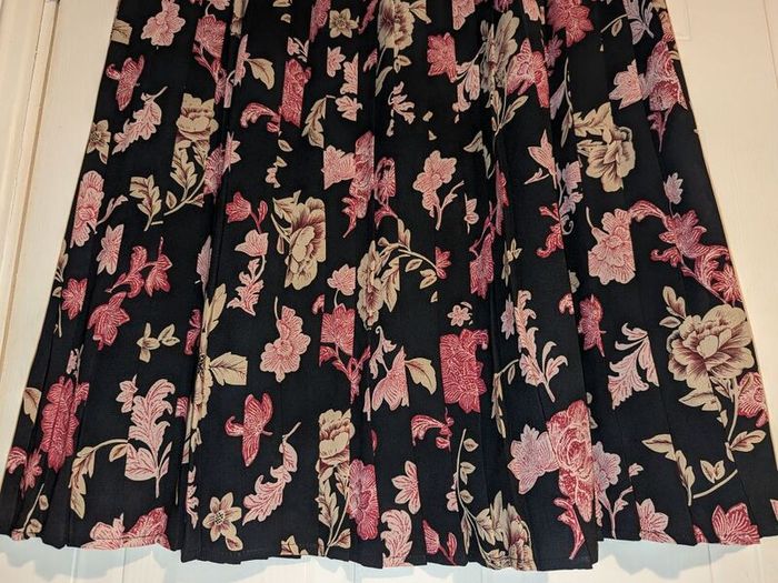 Perfect for Summer. stunning floral pleated midi skirt from Eastex