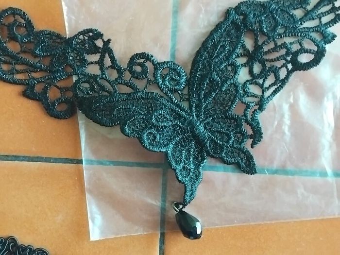 2 new lace necklaces