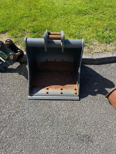 Grab and buckets for a 3 ton digger