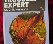 The Pocket Garden Troubles Expert / Dr. D. G. Hessayon / 1st ed.limited/2001
