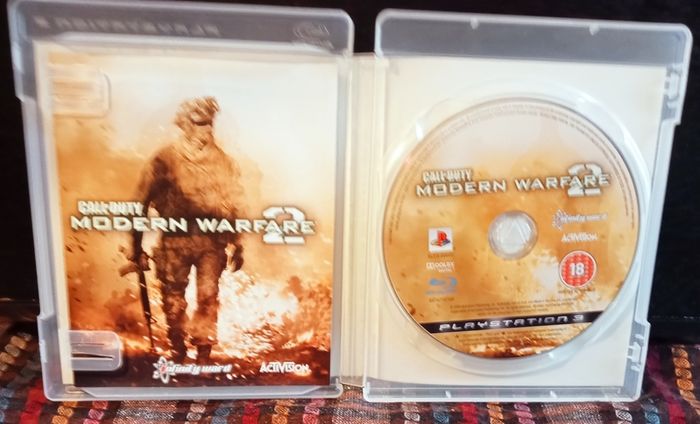 Call Of Duty Modern Warfare 2 PlayStation 3 Game And Book.