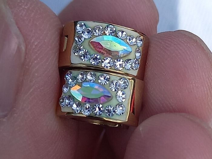 Vintage jewelry is sold individually for 5 to 10 euros