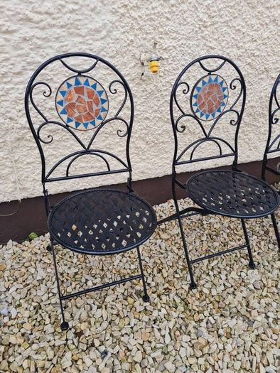 garden table and chairs