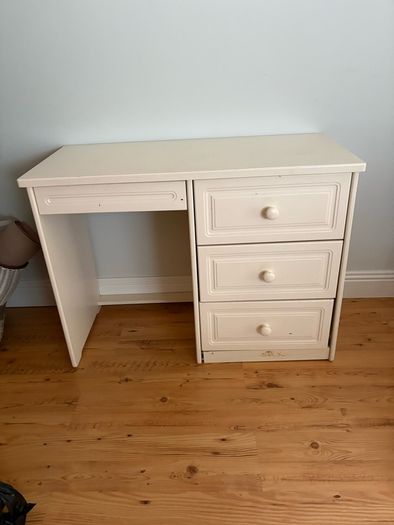 bedroom 2 lockers , dressing table and book case