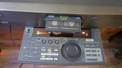 Sony EV-S9000E UB | Video 8 / Hi8 Cassette Recorder | Time Base Corrector (TBC) (works well, visible in the photos)