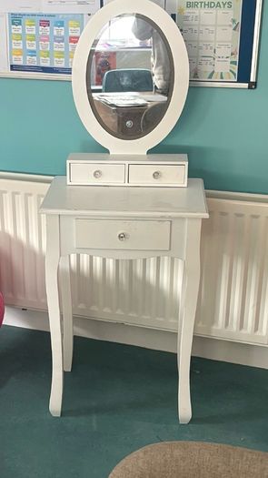 free kids dressing table