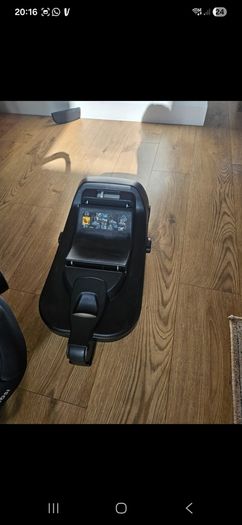 isofix base and maxi cosi infant seat
