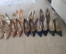 14 pairs of women's shoes
