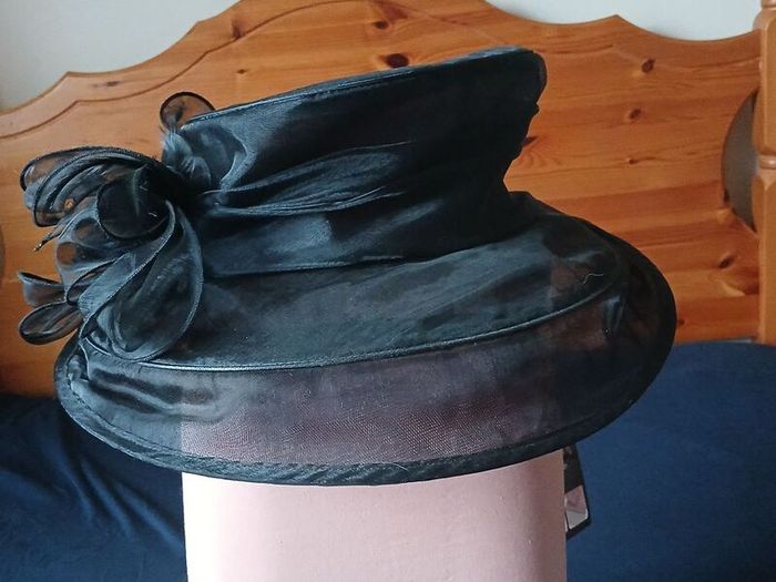 Stunning Light Black Hat
