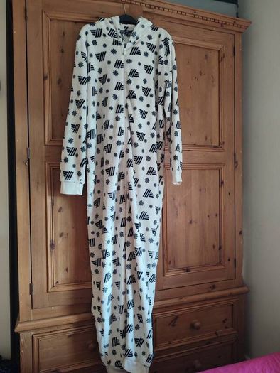 Size L one-piece pyjama
