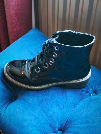 pavers black boots