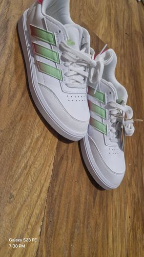 Genuine adidas Womens Courtblock runners size 6 new