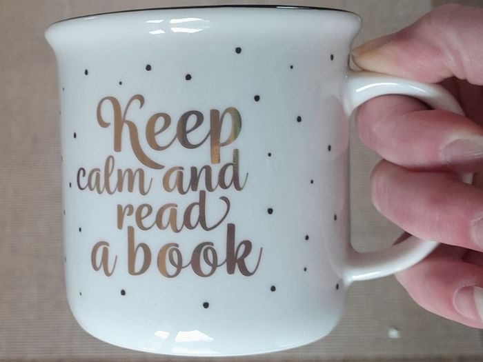 Mug with slogan   Keep calm and read a book