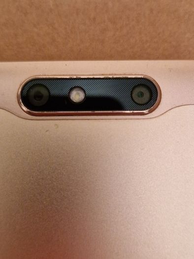 ZTE BLADE V8, 3GB Ram, 32 GB HDD, excellent Battery, 2 cracks on screen, doesn't affect operation