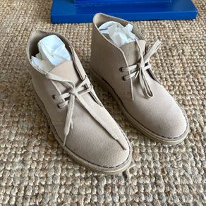 Clarks beige suede desert boots - size 4