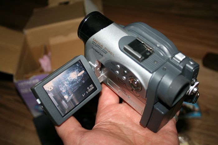 Hitachi DZ-MV3000E PAL DVD and DS  Video Camcorder 10x Optical Zoom 240x Digital Tested & Working.