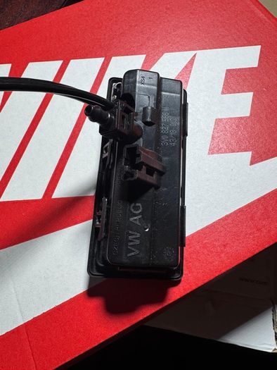 Skoda Octavia 18-21 Boot Actuator With Camera 3V0827566N New Genuine Part