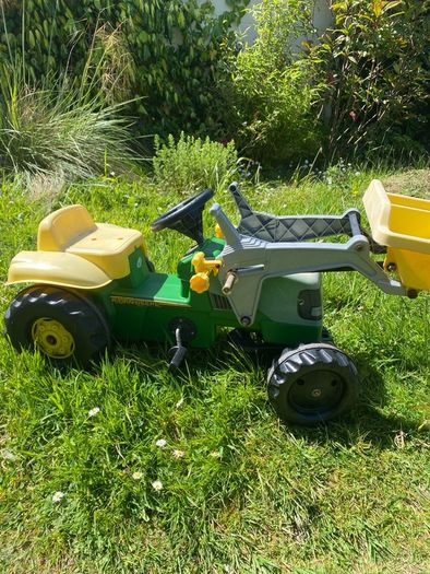 Kids ride on tractor