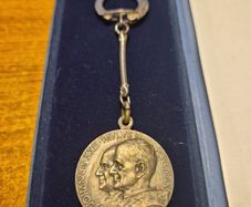 Vintage Vatican Johannes XXIII Pavlvs VI Pont Max Medal Keychain