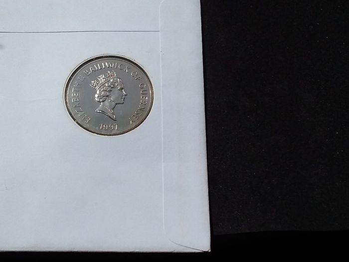 1997 Guernsey 5 Pound Coin and Stamp Cover - Limited Edition Mercury PNC ( 0176 )