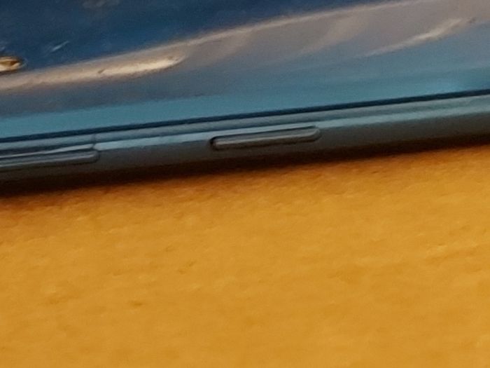 Samsung Mobile Phone, Unknown Model, Not Powering on, Battery seems swollen, for parts or repair, excellent cosmetic condition